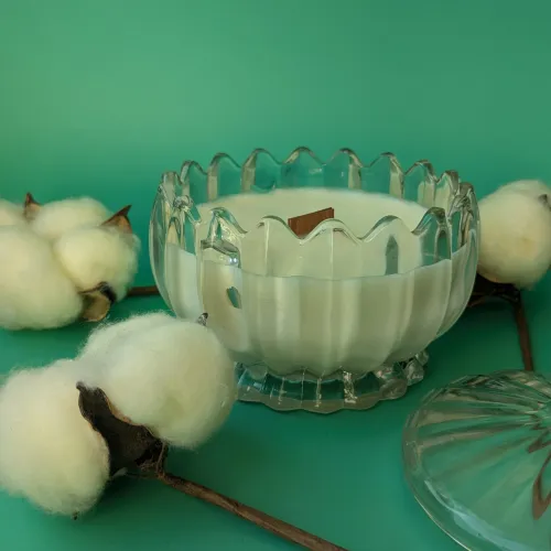 Свічка в скляному підсвічнику з кришкою