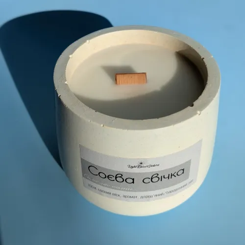 Свічка в бетонному підсвічнику без прикрас 