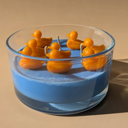 Свічка качечки на озері з соєвого воску 