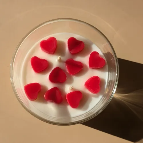 Свічка в скляному підсвічнику з сердечками