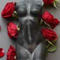 свічка в формі жіночого торсу чорна