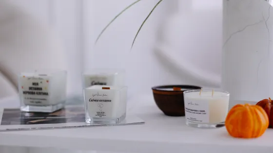 На столі стоять різні види свічок