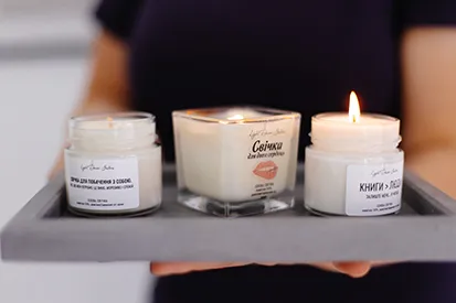 На столі стоять різні види свічок